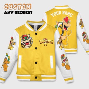 Op de afbeelding: Geel en witte bomberjack met een Bowser-personageontwerp. De jas heeft zwarte knopen, witte mouwen met karakterafbeeldingen en de tekst "Bowser" en "Custom Any Request". De achterkant van de jas heeft de tekst "Your Name".