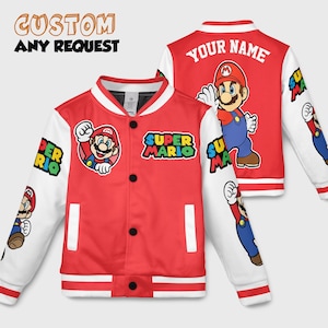 Puede incluir: Chaqueta universitaria roja y blanca con el personaje de Super Mario. La chaqueta tiene botones negros, mangas blancas y el texto "SUPER MARIO" y "CUSTOM ANY REQUEST". La parte trasera de la chaqueta tiene el texto "YOUR NAME".
