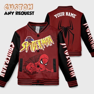 Op de afbeelding: Een rode en zwarte Spider-Man bomberjack met de woorden "SPIDERMAN" en "CUSTOM ANY REQUEST" erop gedrukt. De jas heeft een Spider-Man afbeelding op de voorkant en een spinnensymbool op de achterkant. De mouwen zijn zwart met witte tekst.