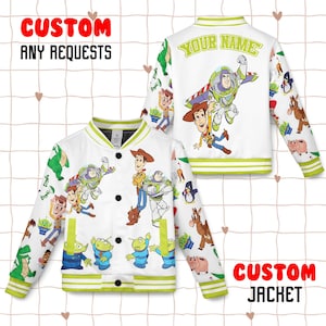 Può includere: Una giacca varsity bianca con un motivo ripetuto di personaggi di Toy Story, tra cui Woody, Buzz Lightyear e gli alieni verdi. La giacca presenta polsini, colletto e orlo a righe verde lime, bottoni neri e la scritta YOUR NAME.