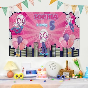 Può includere: Uno sfondo rettangolare rosa per compleanni con personaggi Ghost-Spider, lo skyline di una città e il testo "SOPHIA is turning 5". Il design include palloncini rosa e viola, ragnatele e un motivo a raggiera. Una ghirlanda di bandierine triangolari colorate è appesa sopra il banner.
