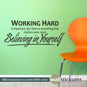 Puede incluir: Una cita motivacional en una pared verde con una silla naranja en el fondo. La cita dice "TRABAJAR DURO es importante, pero hay algo que importa aún más Creer en ti mismo".