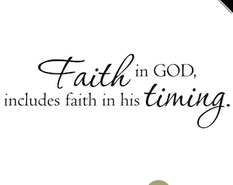 Op de afbeelding: Zwarte vinyl wanddecoratie met de tekst "Faith in GOD, includes faith in his timing."