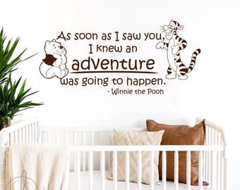 Vinilo decorativo de pared para habitación infantil de Winnie the Pooh: Frase de aventuras con Piglet
