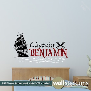 Wandtattoo: Personalisierter Name Piratenschiff 02 Kinderzimmer Vinyl Wandkunst Aufkleber - WD0325