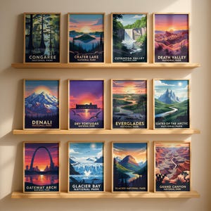 Op de afbeelding: Een verzameling van twaalf ingelijste kunstprints met landschappen van nationale parken. Elke print toont een ander park, waaronder Congaree, Crater Lake, Cuyahoga Valley en Death Valley. De prints worden tentoongesteld op houten planken.