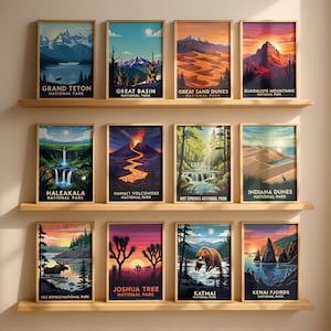 Op de afbeelding: Een verzameling van twaalf ingelijste kunstprints met landschappen van nationale parken. Elke print toont een ander park, waaronder Grand Teton, Great Basin, Great Sand Dunes en Guadalupe Mountains. De prints worden op twee houten planken gepresenteerd.