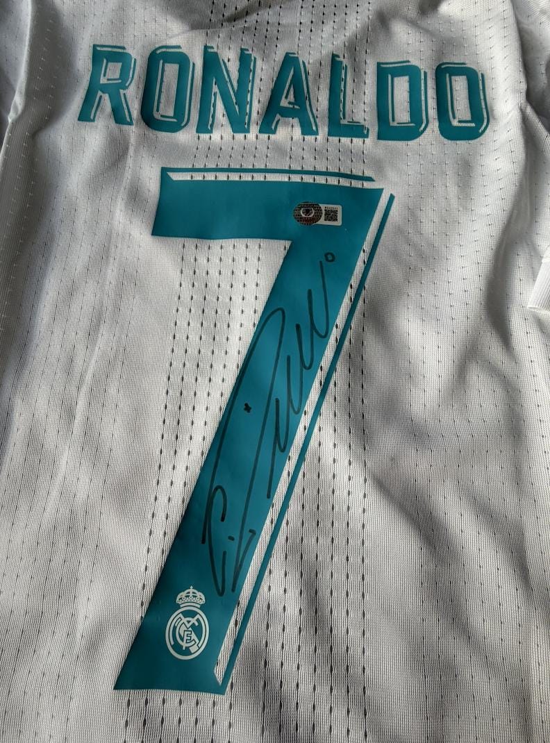 クリスティアーノ・ロナウドのサイン入りTシャツ（ベケット証明書付き