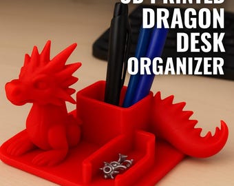 Könnte beinhalten: Ein roter, 3D-gedruckter Drachen-Schreibtisch-Organizer. Der Organizer verfügt über eine Drachenfigur, einen Stifthalter mit schwarzen und blauen Stiften und ein kleines Tablett mit silbernen Metallobjekten. Der Text "3D PRINTED DRAGON DESK ORGANIZER" wird angezeigt.
