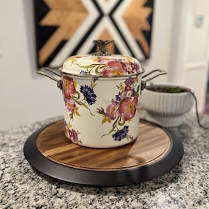 MacKenzie Childs White Flower Market 7 qt. Soeppan - gepensioneerd - NIEUW