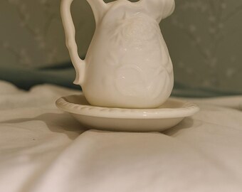 Juego de jarra y platillo de cerámica blanca vintage