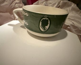 Taza de té Royal China Colonial Homestead de loza verde transferida, taza con perfil de camafeo