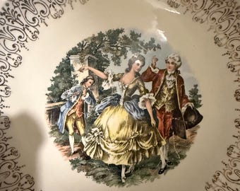 Plato de colección antiguo con diseño de pareja de enamorados de la época colonial, borde de filigrana de oro de 22k.