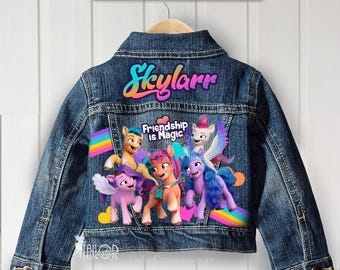 Chaqueta vaquera de la nueva generación de Little Pony personalizada para bebés, niños pequeños y niñas. Ideas de atuendos para fiestas de cumpleaños de Little Pony. Chaqueta vaquera personalizada con personajes para niños.