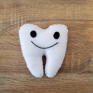 Felt Tooth Fairy Tooth Pillow- fait à la main avec poche arrière- oreiller de fée des dents, oreiller de dent farci, poche d&#39;oreiller de dent, porte-dent