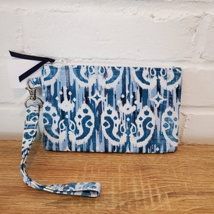 Monedero de pulsera azul Ikat Paisley hecho a mano- Monedero de pulsera de tela Ikat hecho a mano, billetera con correa de muñeca, pulsera de teléfono, embrague de tela