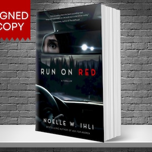Podpisana książka Run on Red autorstwa Noelle W. Ihli | Podpisany egzemplarz autorski Noelle Ihli | Podpisane thrillery Podpisane książki z gatunku thriller Podpisany egzemplarz autorski