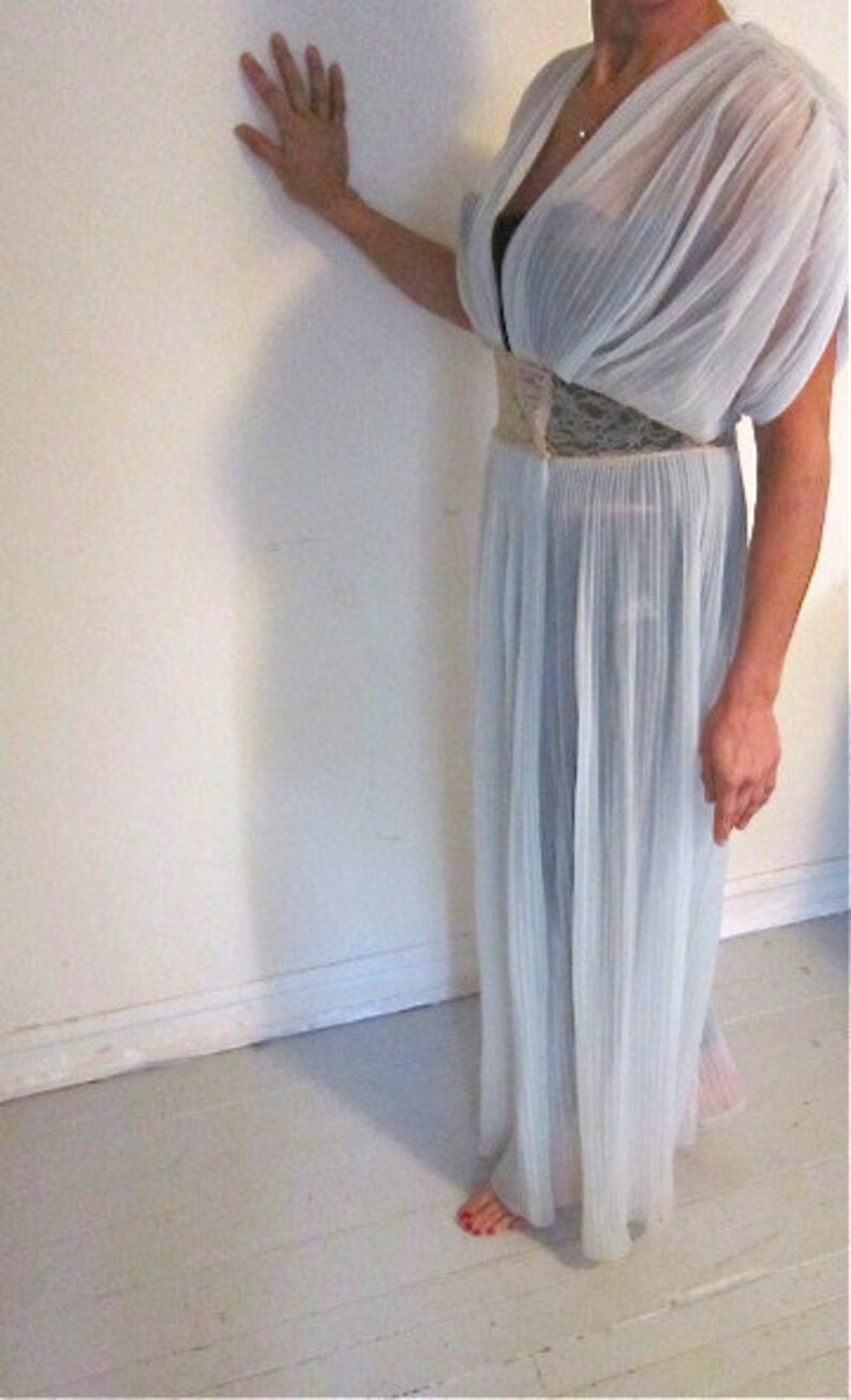 Ginger Rogers. 1940s Vintage Tula Ladies/' Fortuny-like and French Lace Dressing Gown Hello