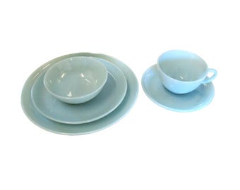 Service de table vintage 5 pièces FIRE KING en verre opalin bleu Delphite : assiette, tasse et bol.