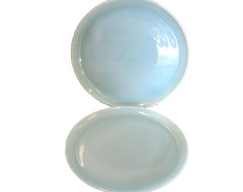 2 assiettes et plats vintage FIRE KING, bleu Delphite, ronds, vaisselle rétro