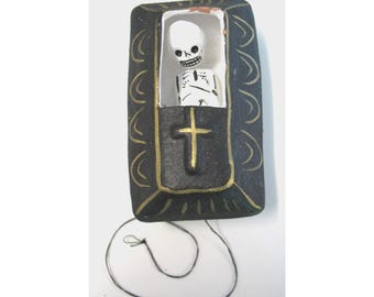 Figurine vintage sur le thème du Jour des Morts : squelette dans un cercueil, en argile, Mexique.