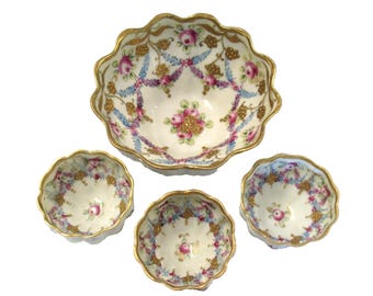 Ensemble vintage de 4 bols et tasses NIPPON en porcelaine repoussée dorée à motif floral, peints à la main