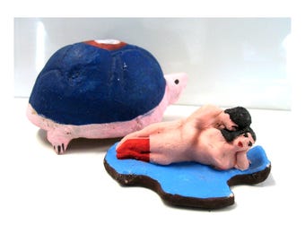 Figurine vintage Kama Sutra représentant un couple nu et une tortue en terre cuite. Art amusant.
