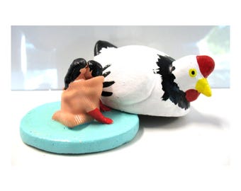 Figurine vintage Kama Sutra représentant un couple nu et un poulet en terre cuite. Art amusant.