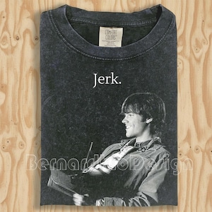 Camiseta "Sam Winchester Jerk Bitch" - Camiseta vintage con cita sobrenatural - Camiseta gráfica retro de Jared Padalecki - Regalo minimalista para la familia SPN