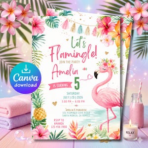 Könnte beinhalten: Eine tropische Einladung mit dem Text "Let's Flamingle!" und "Amelia wird 5". Das Design umfasst einen rosa Flamingo, Blumen und das Canva Download-Logo. Ein rosa Smoothie, eine Kerze und Handtücher sind ebenfalls sichtbar.