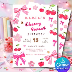 以下が含まれることがあります： 「Maria's Cherry Sweet Birthday」のテキストが入ったピンクと白の誕生日招待状。デザインには、さくらんぼ、リボン、花、8月15日の日付が含まれています。Canvaのダウンロードボタンが表示されています。
