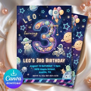 Puede incluir: Una invitación de cumpleaños con temática espacial para un niño llamado Leo. La invitación presenta un fondo de galaxia con planetas, cohetes, estrellas y el número 3. El texto incluye "Leo cumple 3 años" y detalles de la fiesta.