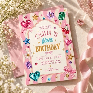 Op de afbeelding: Een verjaardagsuitnodigingskaart met een roze en witte golvende gestreepte achtergrond met illustraties van kleurrijke edelstenen, sterren, bloemen, kersen en strikken. De tekst luidt: JOIN US TO CELEBRATE OLIVIA'S first BIRTHDAY SAT OCT 10 2 PM 5678 SWEET LANE CHICAGO, IL 12345 RSVP 123-456-7890.