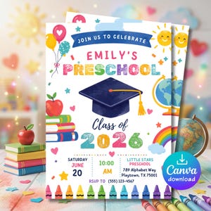 以下が含まれることがあります： 「Emily's Preschool Class of 2026」と書かれた、カラフルな幼稚園の招待状。卒業帽子、風船、虹、地球儀のデザインが含まれています。招待状には日付、時間、場所も記載されています。