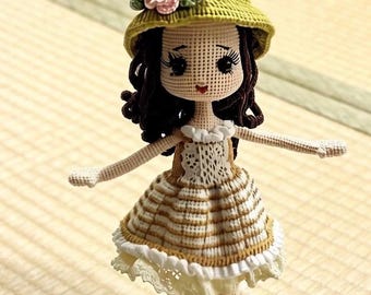 Handgemachte Häkelpuppe mit geblümten Hut – Amigurumi Girl, Cottagecore Decor, Plüschtier