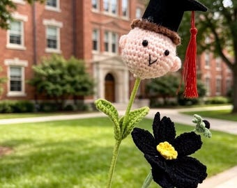 Handgjord virkad examensblombukett med amigurumi-docka