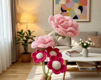 Handgemachter gehäkelter Blumenstrauß aus rosa Rose und Gänseblümchen - süßes Amigurumi Blumengeschenk, ewiges Blumendekor
