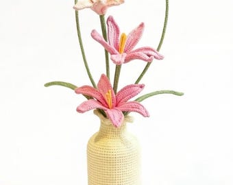Gehäkelte Lilie, Blumenarrangement - gestrickte Vase, elegantes Wohndekor, Schreibtischakzent