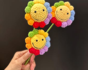 Handmade häkeln Smiley Blumenstrauß, bunte Amigurumi Blumen auf Stielen, niedlich glücklich Dekor