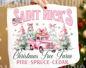 Camiseta navideña de San Nicolás, camión rosa, granja de árboles (ARCHIVO PNG)