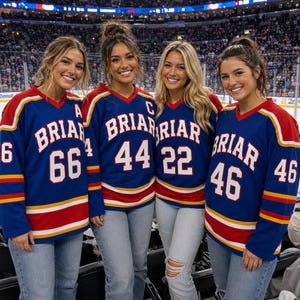 Puede incluir: Cuatro camisetas de hockey azules con rayas rojas y amarillas en las mangas y el dobladillo. Cada camiseta presenta la palabra BRIAR en letras blancas en el pecho, con números únicos 66, 44, 22 y 46, además de las letras A y C.
