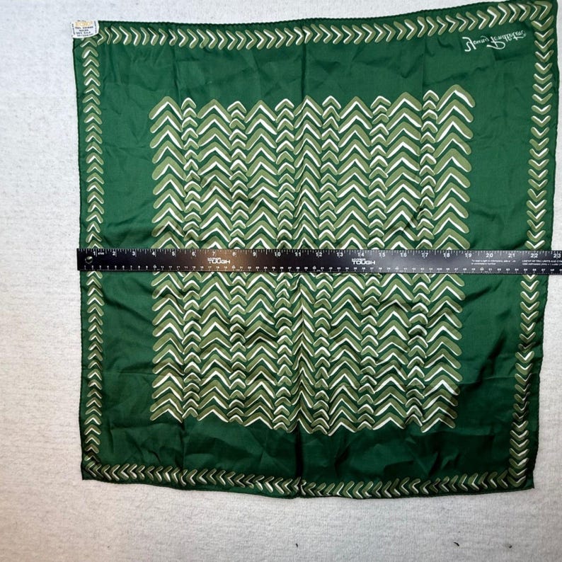 Bufanda de mezcla de seda Echo Young Pendleton con estampado de chevrón verde, estilo vintage, moderno y preppy, de estilo academia oscura. imagen 3