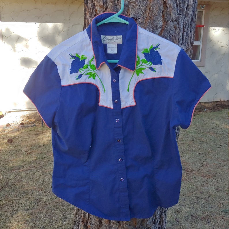 Vintage Womens Western Embroidered Blue Rose Floral Panhandle Slim Shirt Blouse size large short sleeve 80/'s Rodeo Pearl Snaps