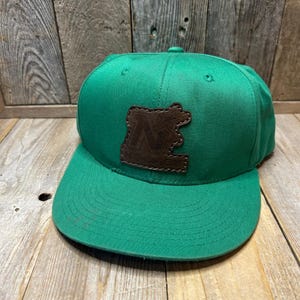 Vintage NHL North Stars SnapBack pet met leren logo-patch. Heeft gebruikssporen, zie foto's.