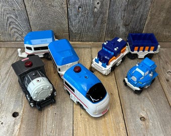 Lot de camions de train GeoTrax de Fisher-Price 2003 bleu mat noir blanc non testé