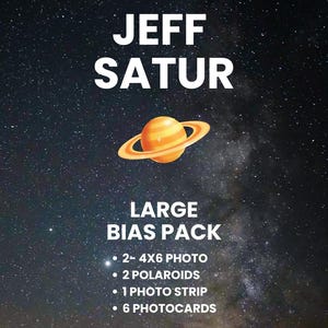 Może przedstawiać: Grafika z tekstem "JEFF SATUR" nad ilustracją planety z pierścieniami. Poniżej napis "LARGE BIAS PACK" i lista zawartości: 2 zdjęcia 4x6, 2 polaroidy, 1 pasek zdjęć i 6 kart fotograficznych.