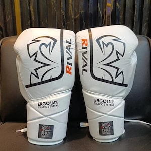 Luvas de boxe profissionais Rival Boxing RS100, novas, vermelhas e brancas, com cadarço.
