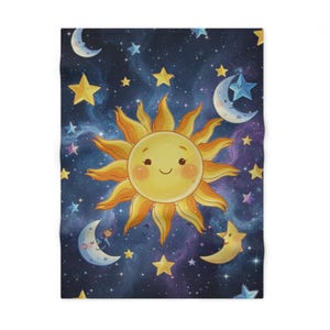 Può includere: Una morbida coperta con un design stravagante di un sole sorridente, lune crescenti e stelle su uno sfondo di galassia blu scuro e viola. La coperta è decorata con stelle gialle e blu, creando un tema sognante e celeste.