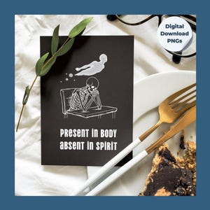 Op de afbeelding: Een zwarte kaart met witte tekst en illustraties. De kaart luidt "PRESENT IN BODY ABSENT IN SPIRIT" en toont een skelet dat aan een tafel zit en een zwevende geest. Een takje groen en gouden bestek zijn ook zichtbaar.