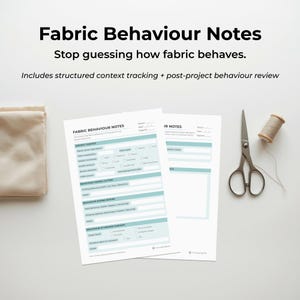 Könnte beinhalten: Weißer Hintergrund mit dem Text „Fabric Behaviour Notes“ und „Stop guessing how fabric behaves“. Enthält zwei Papierbögen mit hellblauem und weißem Design, eine Schere und eine Garnrolle. Ein gefaltetes Stück Stoff befindet sich links.